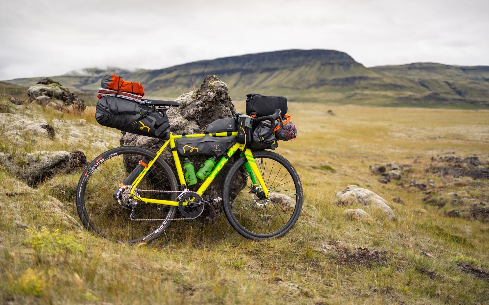 Vélo gravel chargé pour le bikepacking en Islande