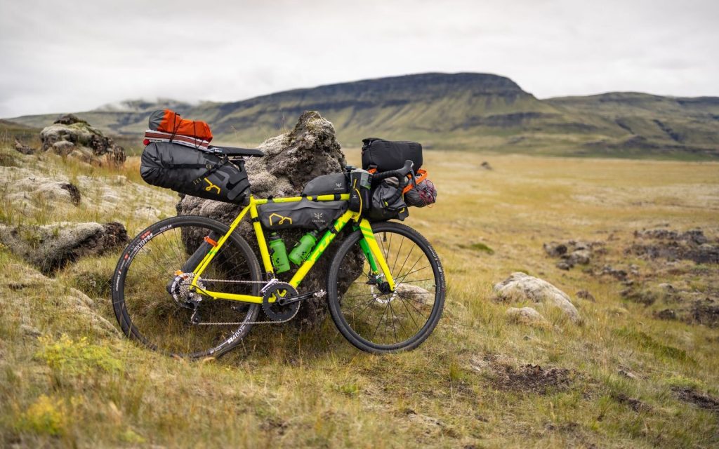 Vélo gravel chargé pour le bikepacking en Islande