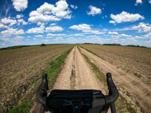 Piste agricole vue depuis un vélo gravel