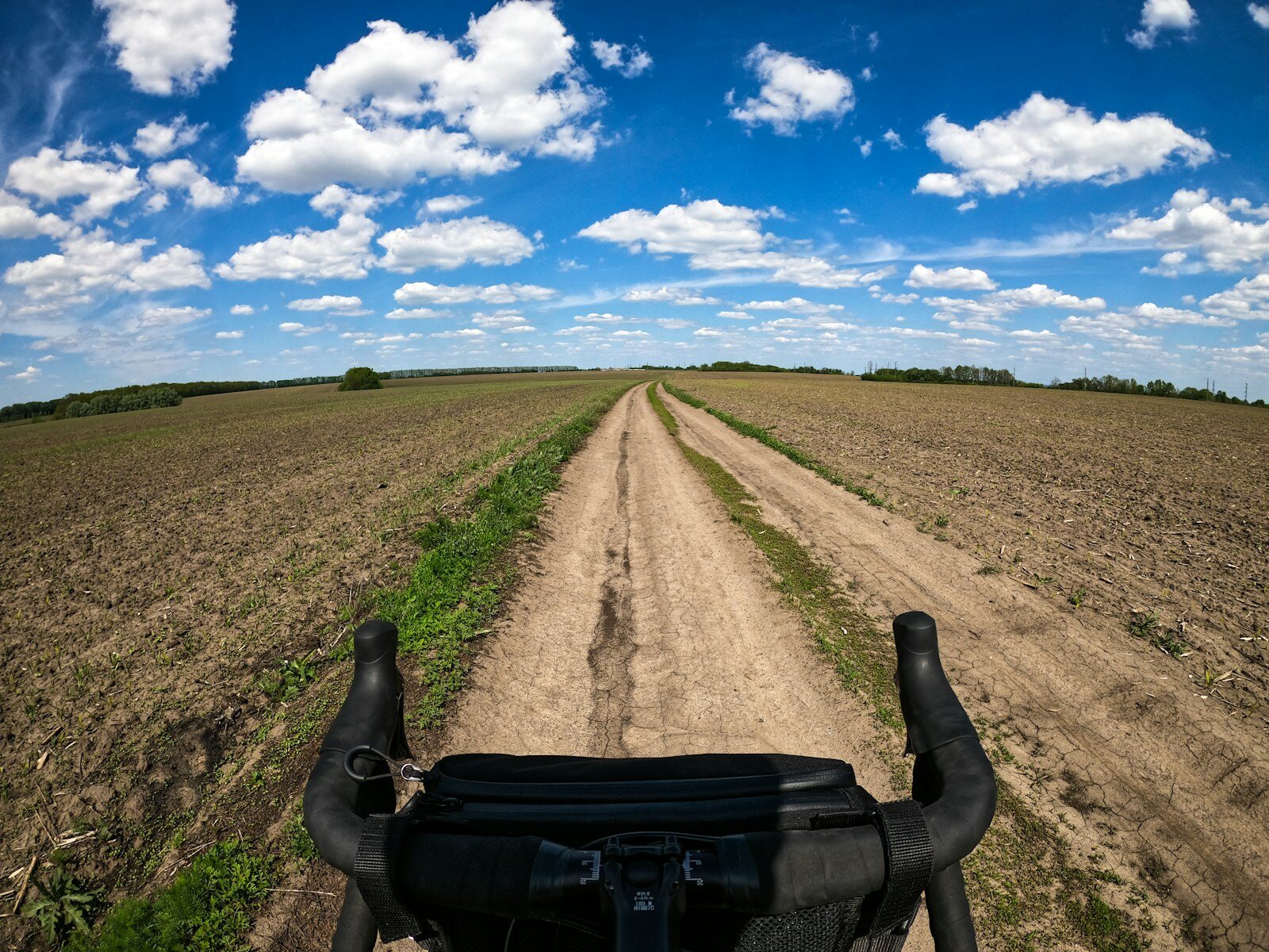Piste agricole vue depuis un vélo gravel